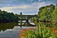 Panorama kamenného mostu přes irskou řeku